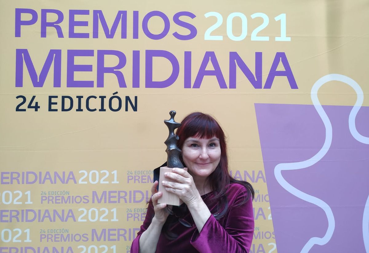 La profesora Elisa Constanza, experta en coeducación, sujetando el galardón en la edición de los Premios Meridiana de este año.   CEDIDA