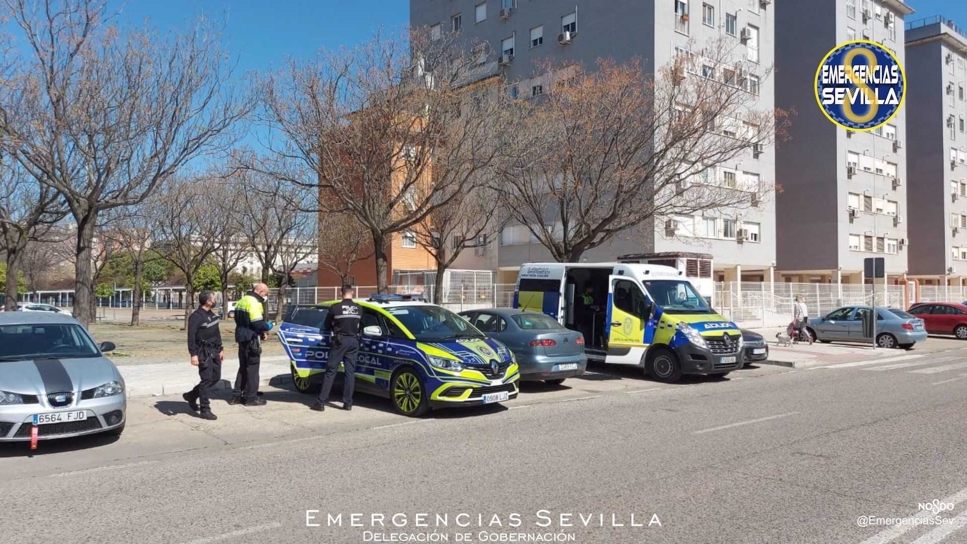 Un momento de la intervención de la Policía Local ante el profesor de autoescuela borracho en Sevilla Este.