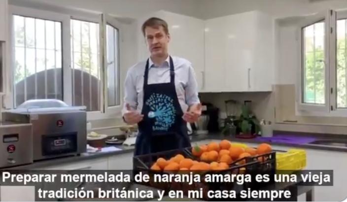 El embajador británico en España, Hugh Elliott, haciendo mermelada de naranja amarga.
