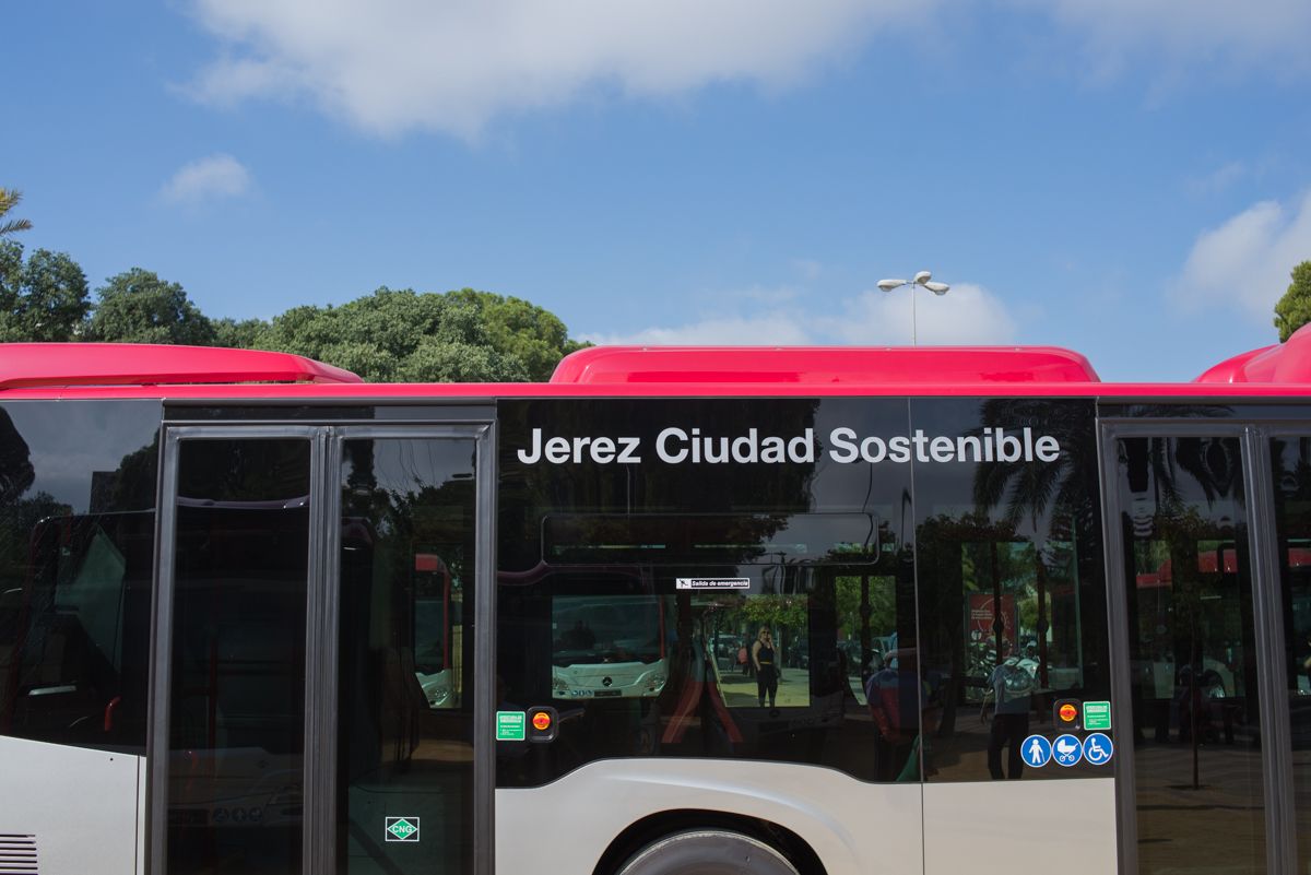 Uno de los nuevos autobuses que circula por Jerez.