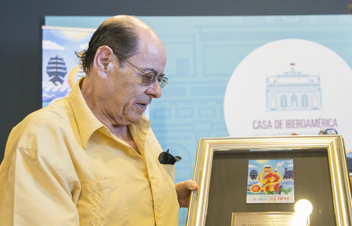José Ruiz 'El Manteca', al recibir un reconocimiento en 2016 por la Ruta del Tapeo.