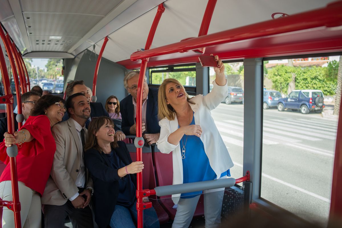 El equipo de gobierno se hace un 'selfie' en uno de los nuevos autobuses presentados en junio pasado. FOTO: MANU GARCÍA.