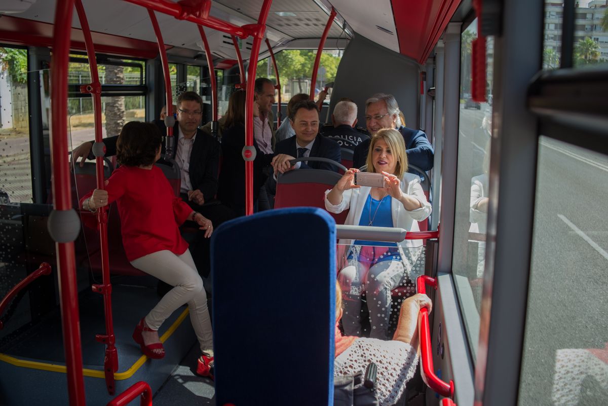 La alcaldesa y su equipo de gobierno se hacen una foto dentro de uno de los nuevos autobuses, en el verano del pasado año. FOTO: MANU GARCÍA