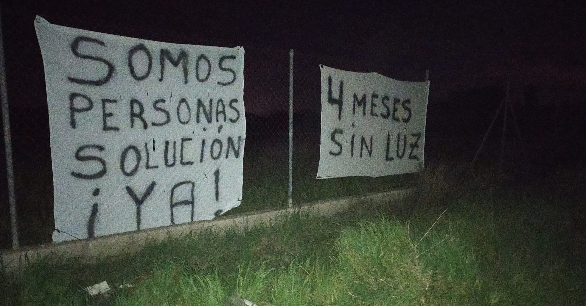 Pancartas colgadas en la zona de Aguadulce, en Rota.