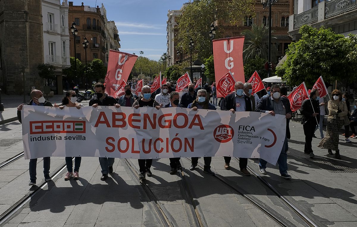 Trabajadores de Abengoa, en una protesta reciente por las calles de Sevilla.