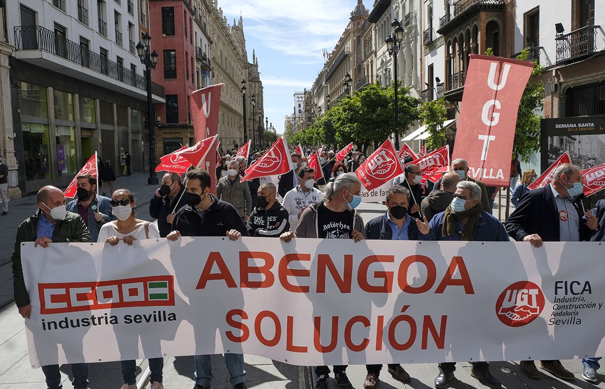 Un momento de una marcha de los trabajadores de Abengoa en Sevilla. Imagen de archivo.
