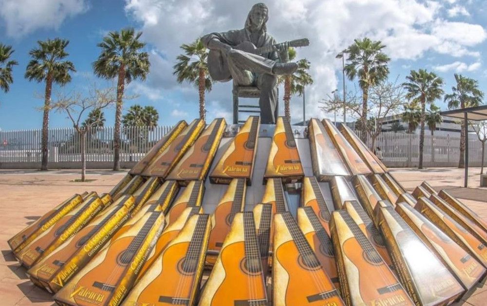Guitarras colocadas junto a la estatua de Paco de Lucía en Algeciras.