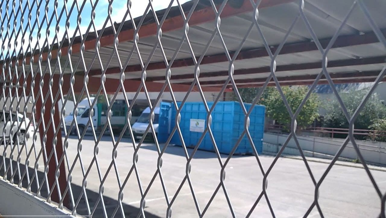 Camiones llevándose material del centro de formación ocupacional de San Juan de Dios.