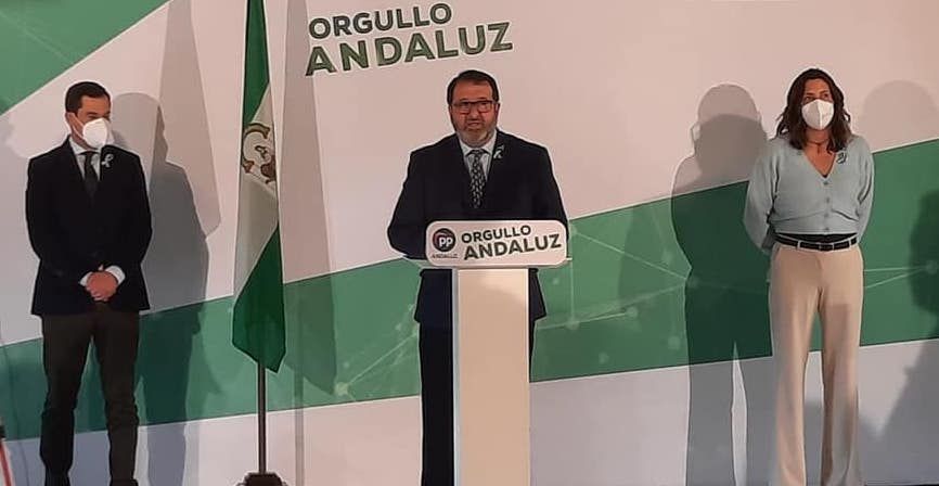 El alcalde de Carmona, Juan Ávila, con el presidente andaluz Juan Manuel Moreno, en un acto reciente.