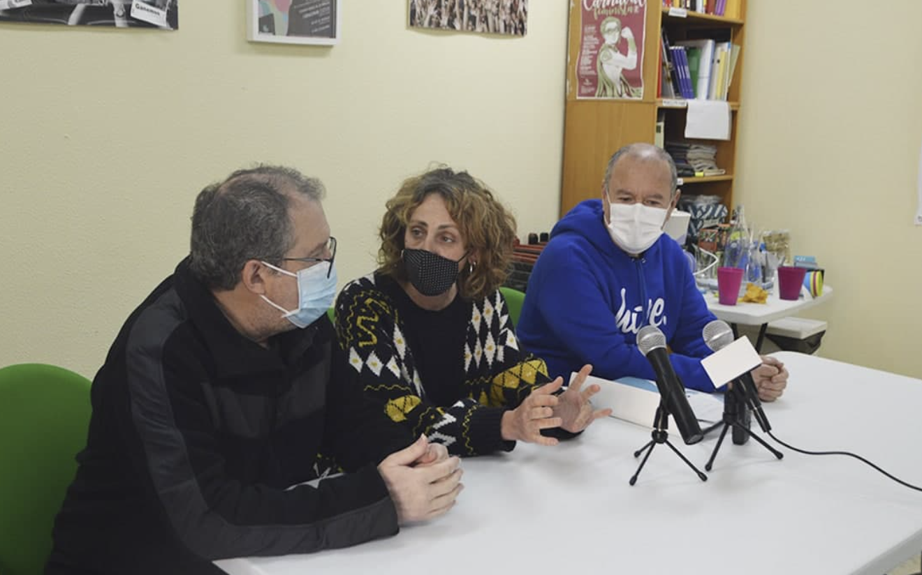 Jose Mejías, Kika González y Manolo Fernández, miembros de Ganemos Jerez, en rueda de prensa.