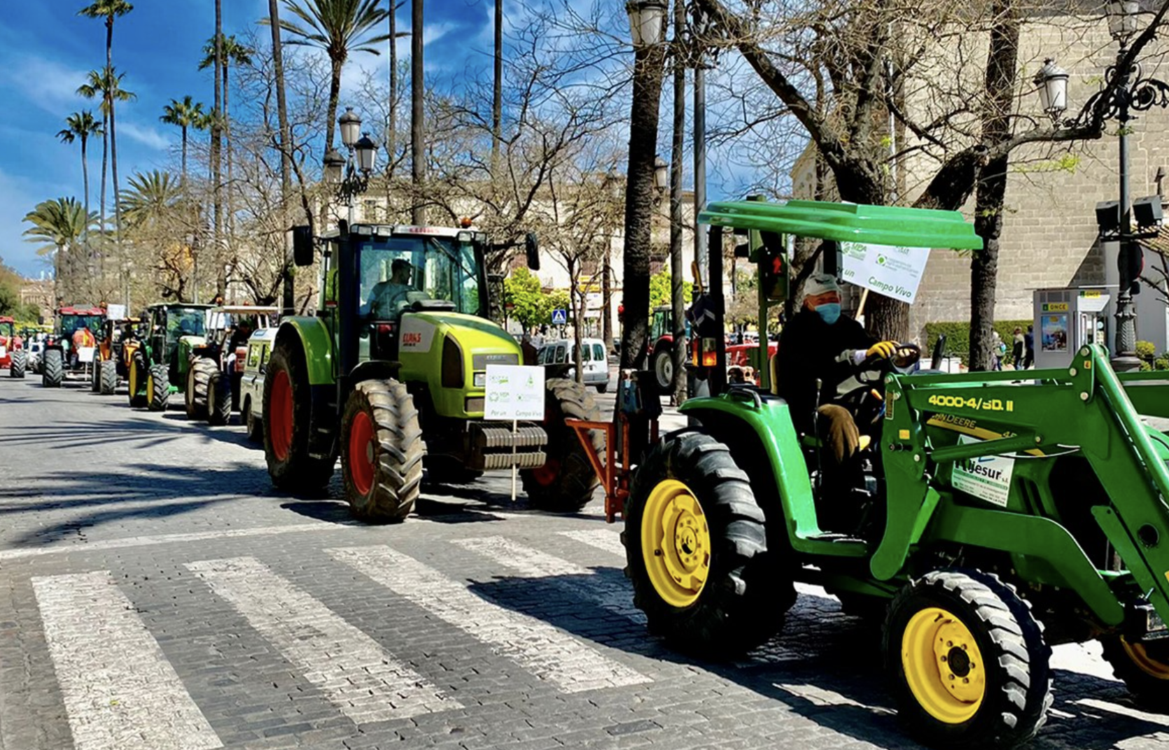 Un momento de la tractorada, a su llegada al centro de Jerez. HIDRACEMARO