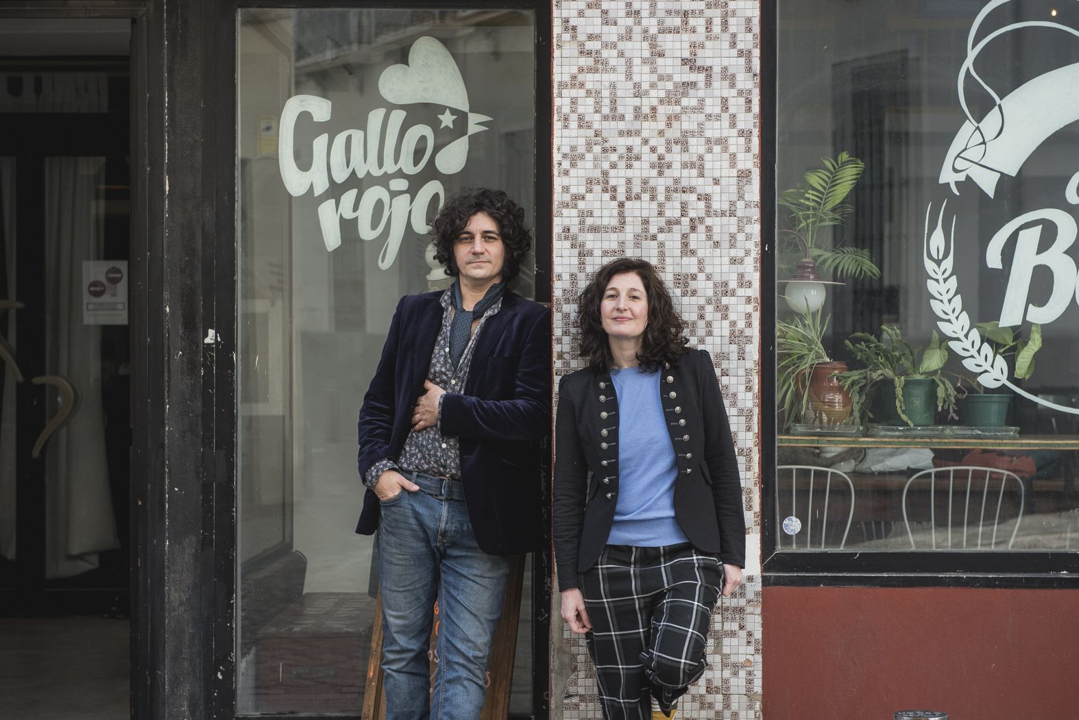Javier y Teresa, los promotores de Gallo Rojo, posan a las puertas del local en días pasados.