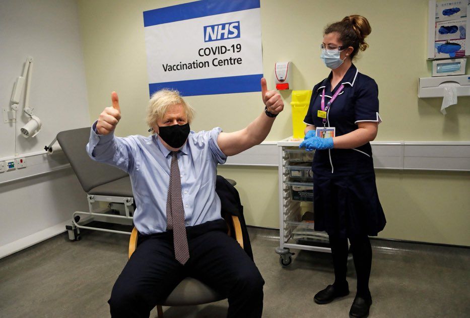 Boris Johnson tras vacunarse con AstraZeneca, en una imagen difundida por el Gobierno británico.