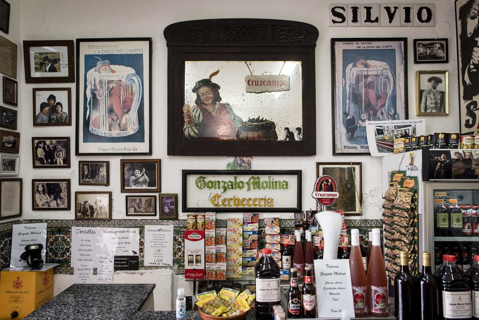 El interior de la taberna es un expositor de la cultura sevillana, sobre todo musical, artística y literaria. 