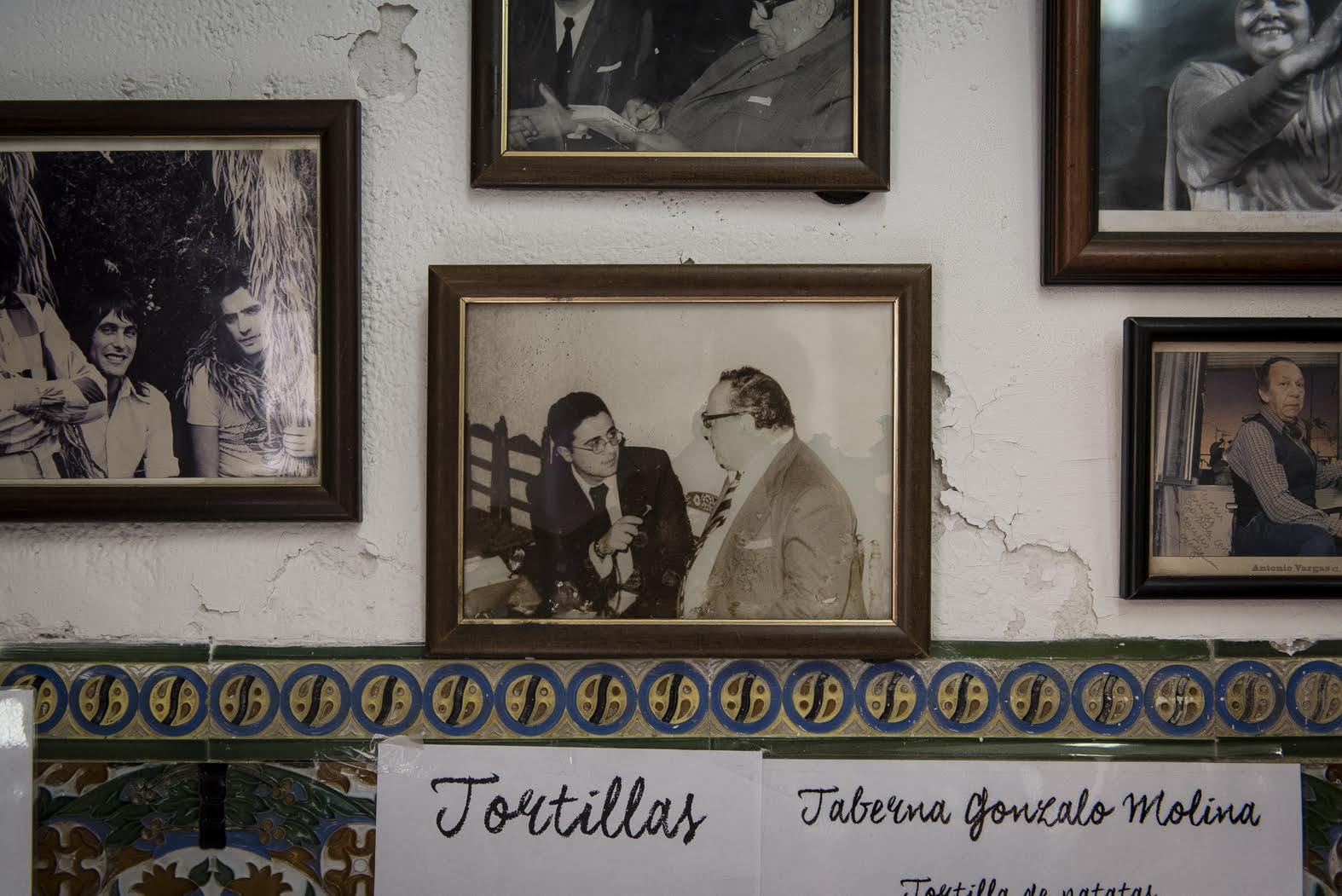 Gonzalo, cuando prestaba servicio militar, entrevistando a El Pali.