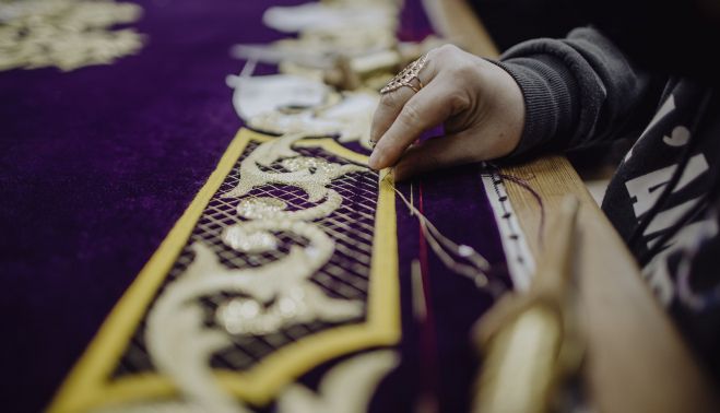 La técnica de bordado, en la que el oro no pasa por la aguja.