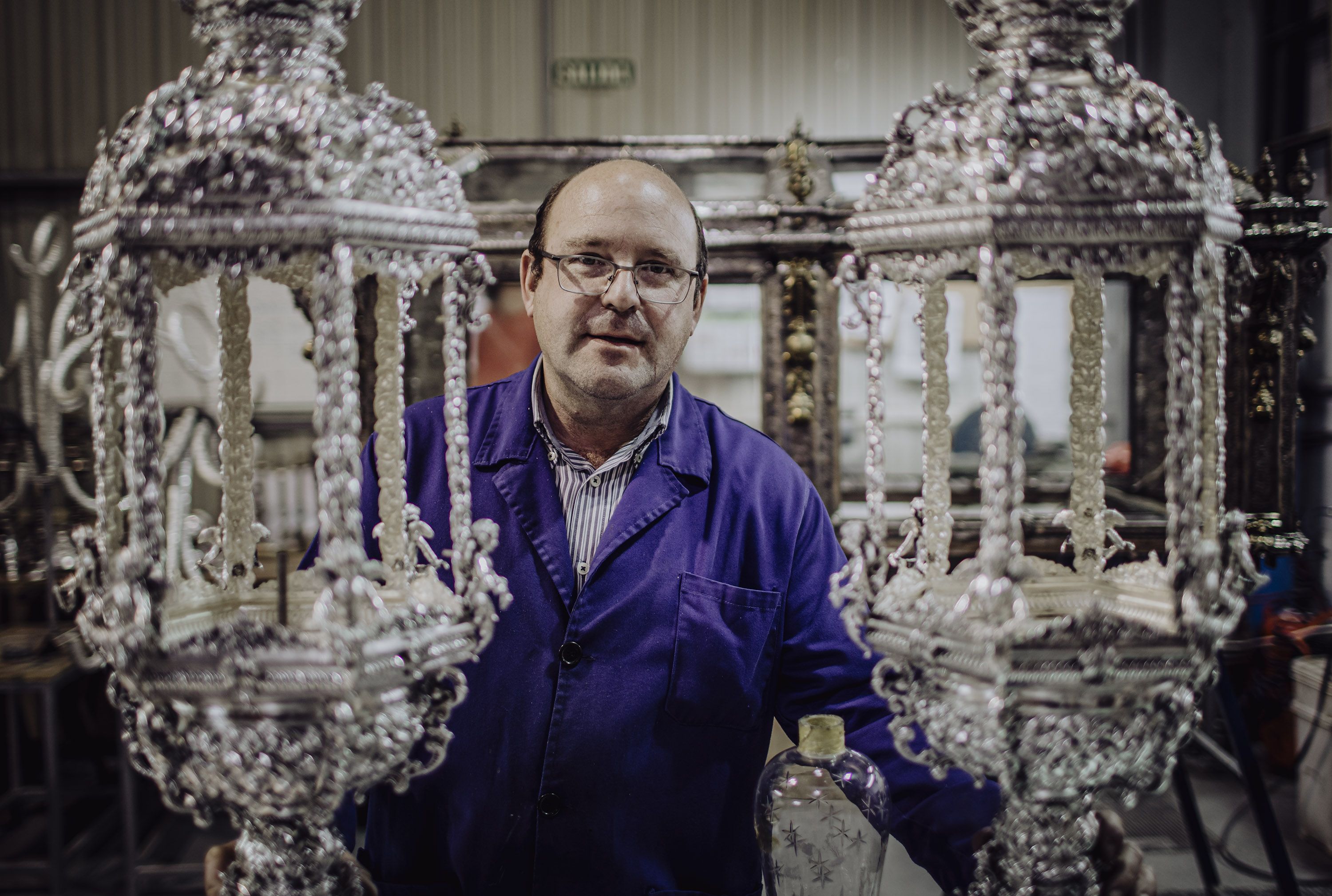 El orfebre Toni Garcia Falla en su taller.    ESTEBAN