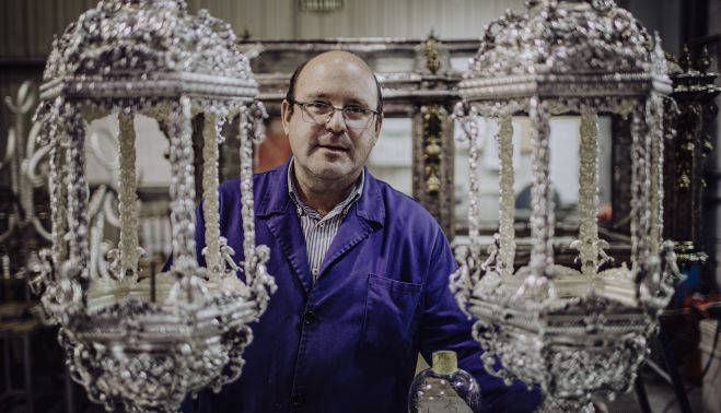El orfebre Toni Garcia Falla en su taller.    ESTEBAN