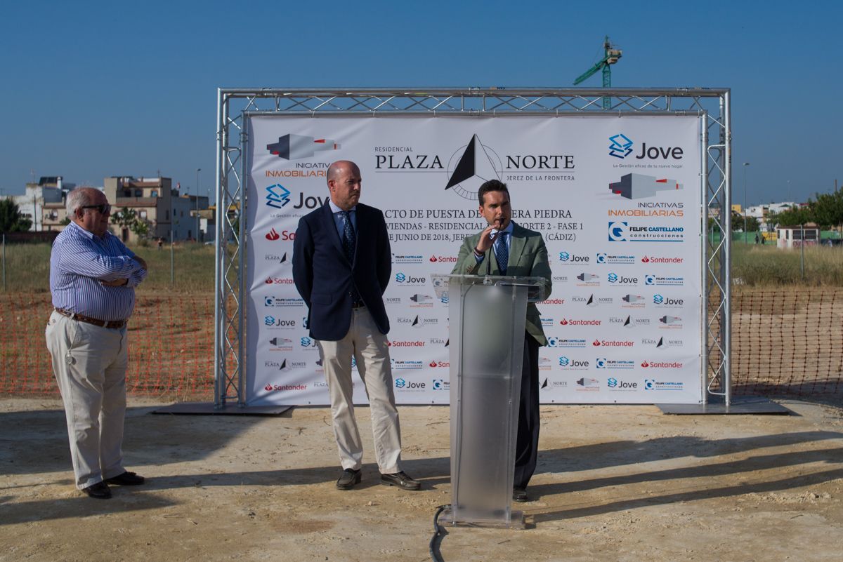 Fernando García, consejero delegado de Jove Consulting, promotora de Residencial Plaza Norte, en la primera piedra de la promoción que construye el grupo en El Pelirón. FOTO: MANU GARCÍA