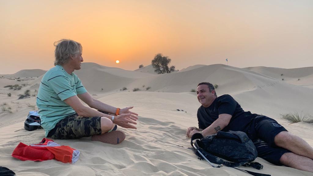 Un momento del rodaje de 'Planeta Calleja' en Dubai, con Ángel León. CUATRO