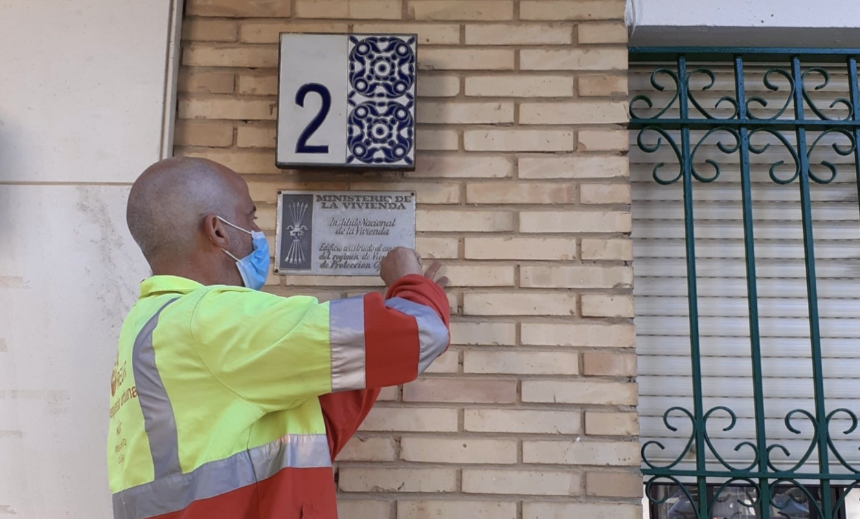 129 bloques de Sevilla ya han retirado simbología franquista gracias a la colaboración municipal.