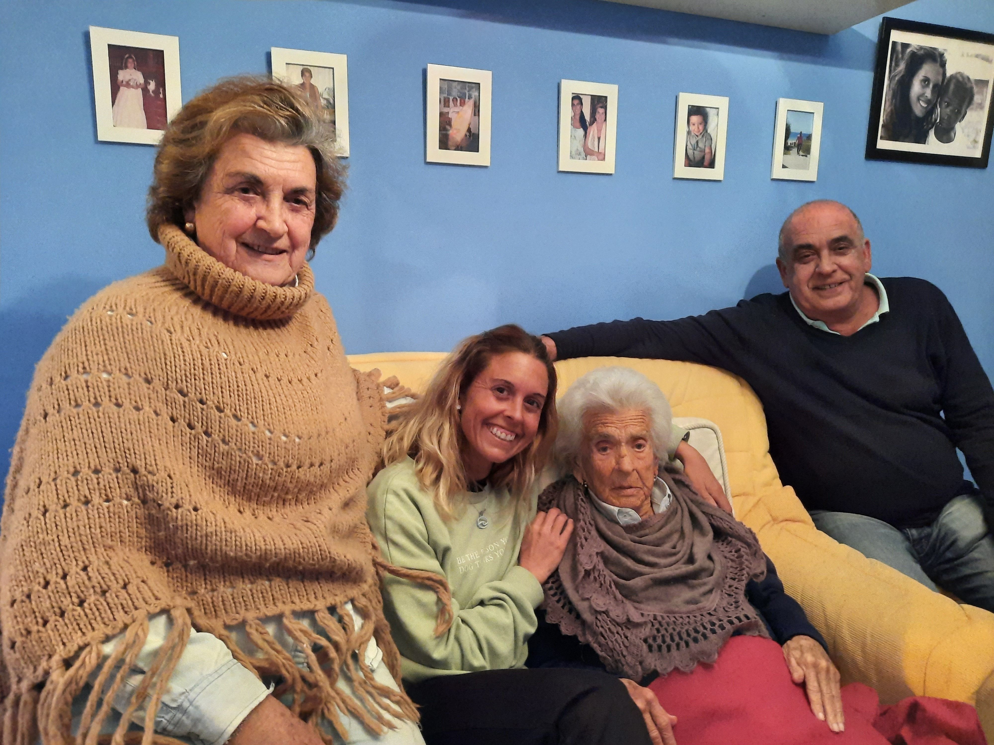 Ana Rubio, gaditana de 101 años, junto a miembros de su familia.