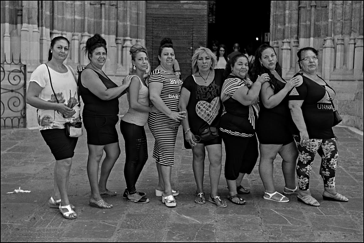 Retrato de grupo en una puerta de la Catedral de Sevilla. De izquierda a derecha: Dolores, Angelita, Gracia, Encarna, Carmen, María, Gracia y Josefa, en 2016.