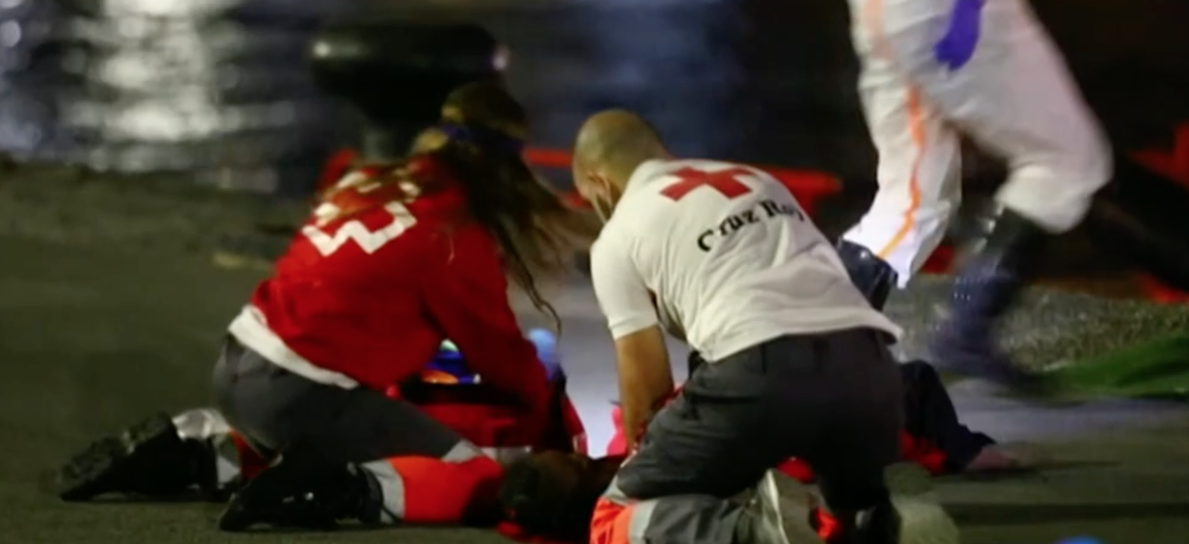 Personal de Cruz Roja intentando salvar la vida de la pequeña Nabody. Imagen: TVE