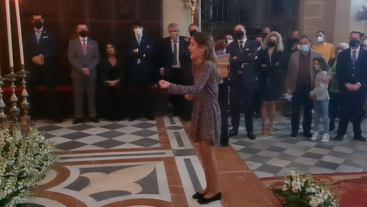 Lucía Aliaño, de diez años, cantando una saeta a la hermandad del Transporte.