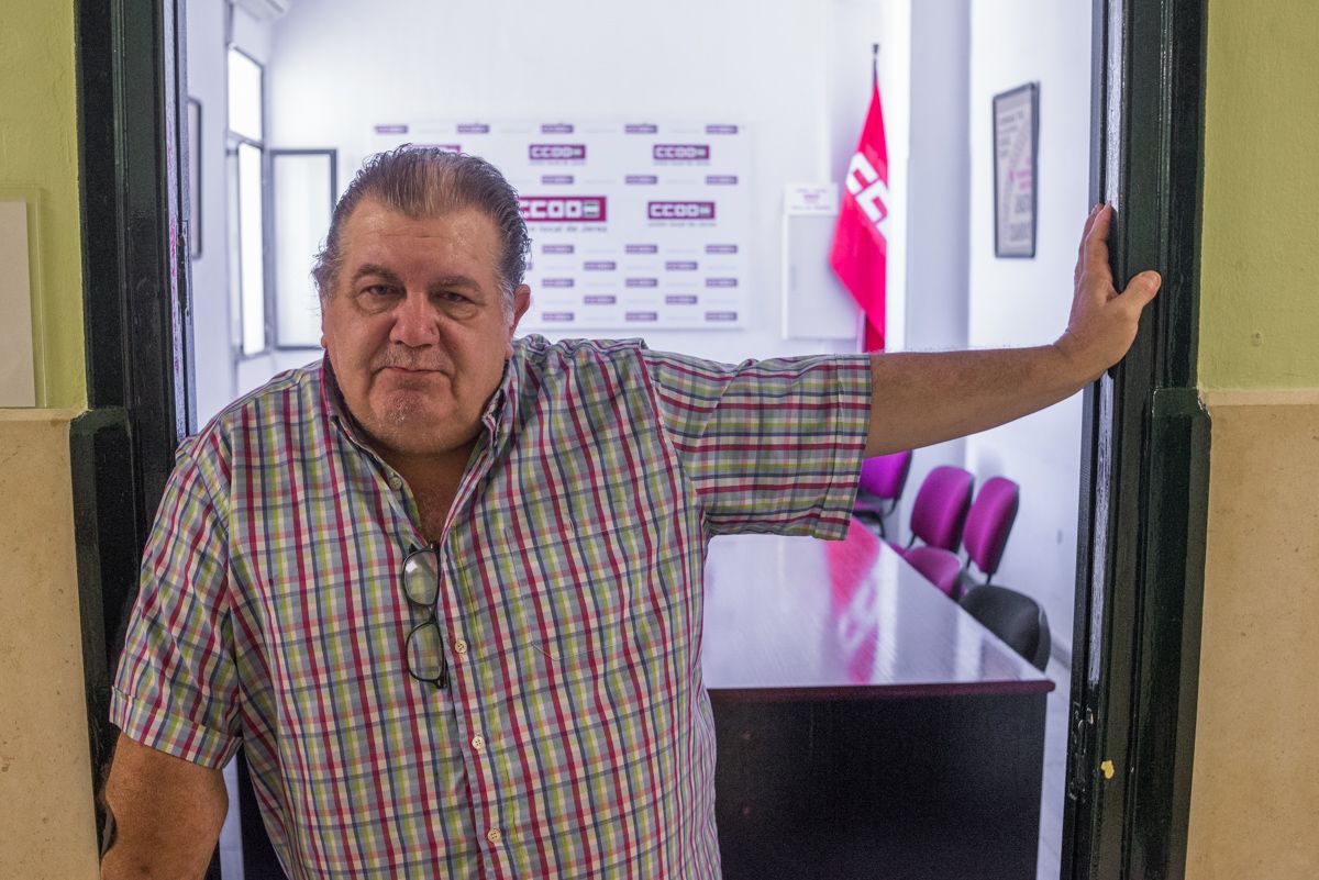 José Manuel Trillo posa en el dintel de la puerta de la sala de prensa de CCOO en Jerez, en una entrevista para lavozdelsur.es. FOTO: MANU GARCÍA.