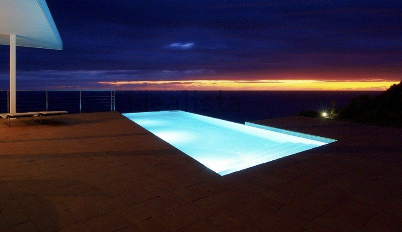 Se vende: las 10 casas más caras de Cádiz (sin contar con Sotogrande). En la imagen, piscina 'infinity' iluminada en uno de los exclusivos chalés de Atlanterra. IDEALISTA