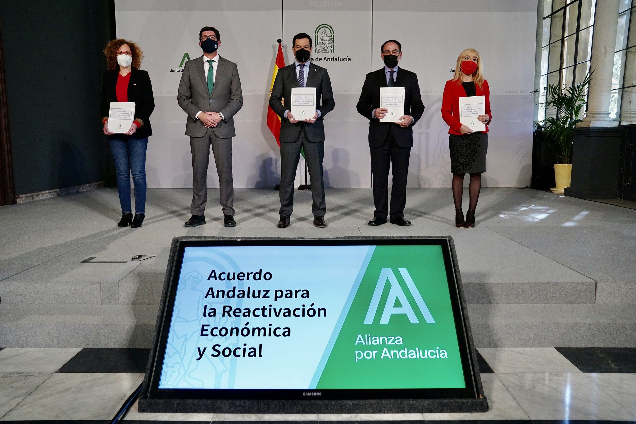 Moreno, este pasado lunes, junto a los representantes de los sindicatos CCOO-A y UGT-A y la Confederación de Empresarios de Andalucía (CEA).