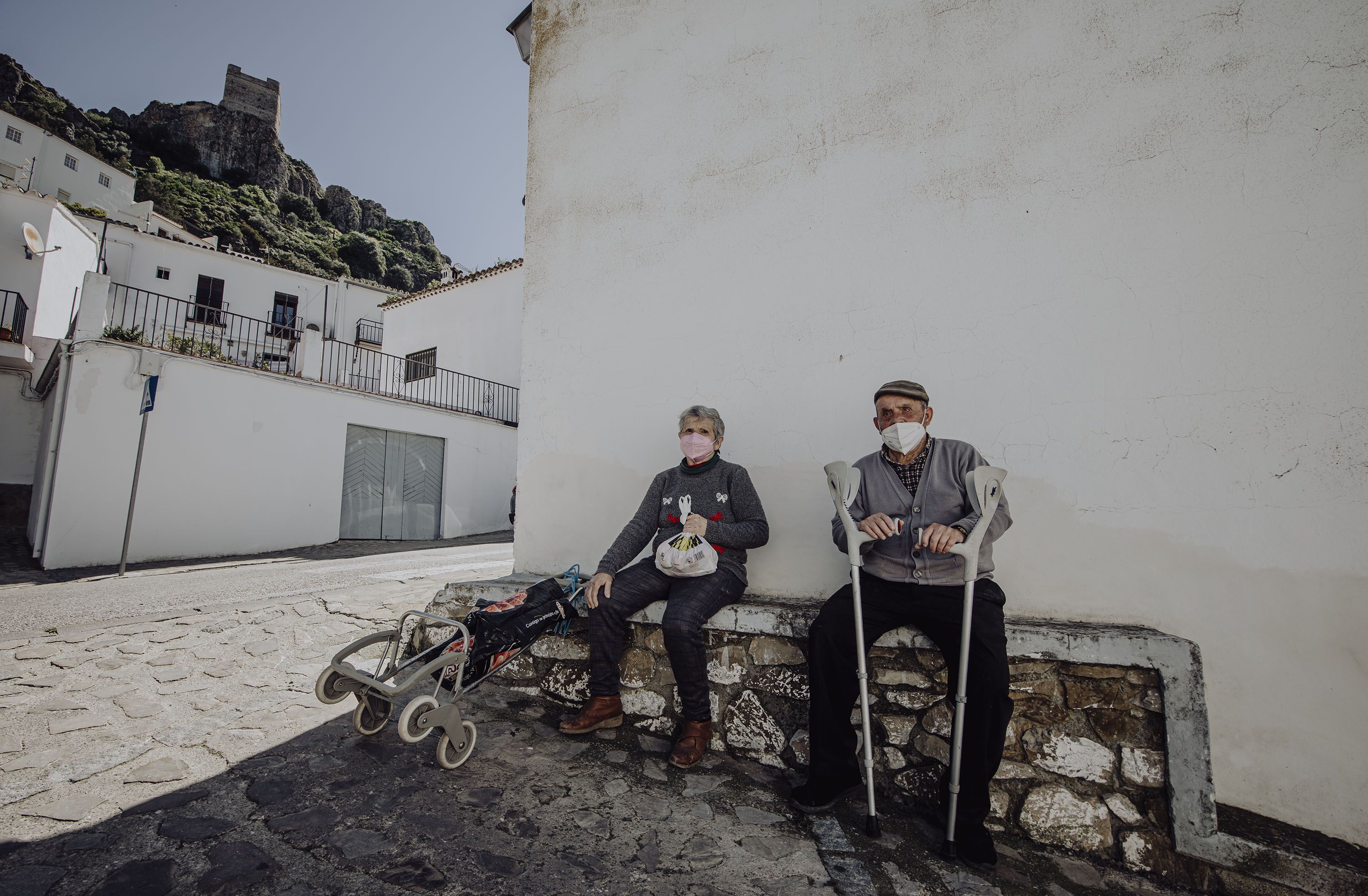 Dos ancianos en las calles de Zahara, este martes.