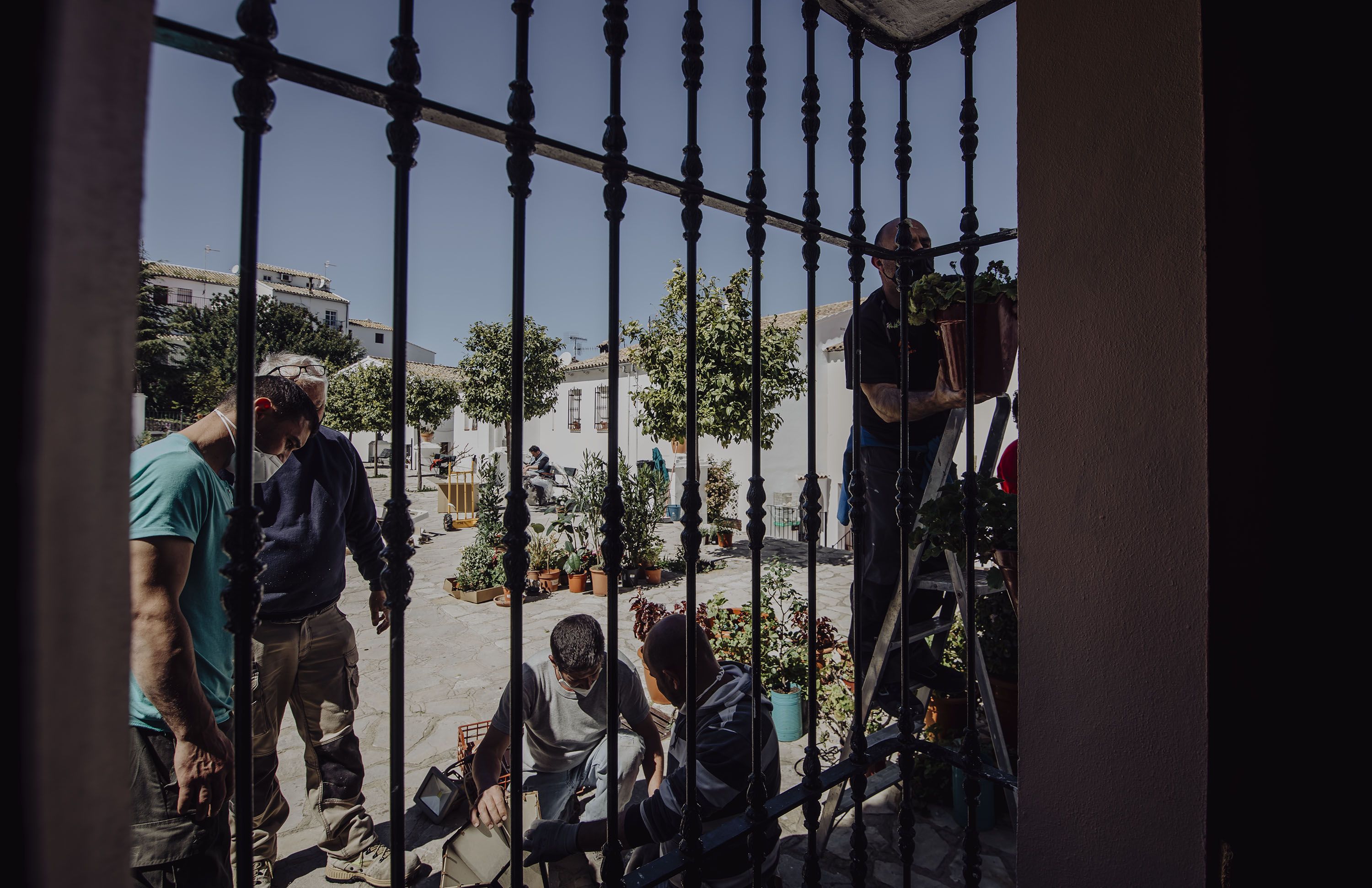 Un momento de las labores de reacondicionamiento de la casa de las protagonistas en la serie, un bar de Zahara.