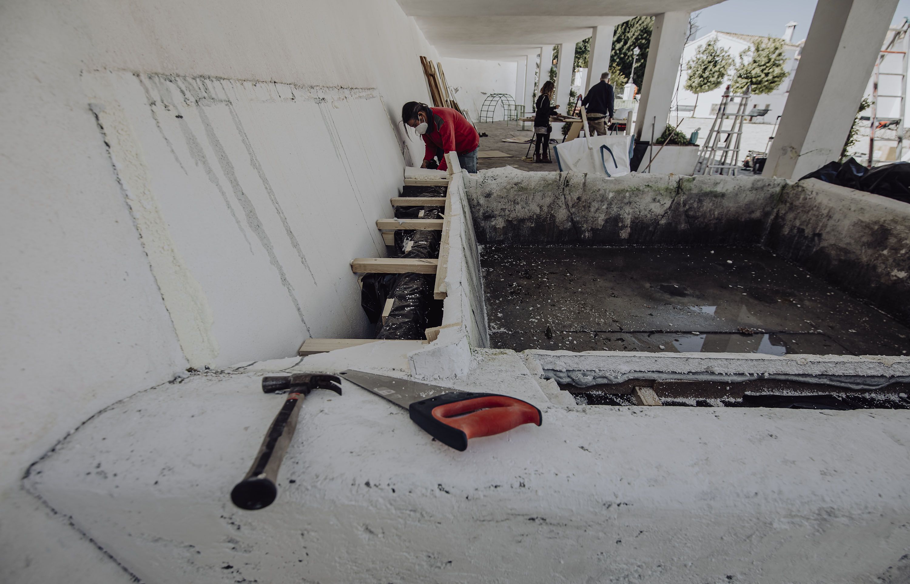 La fuente elaborada por el equipo de arte, en pleno desmontaje.   