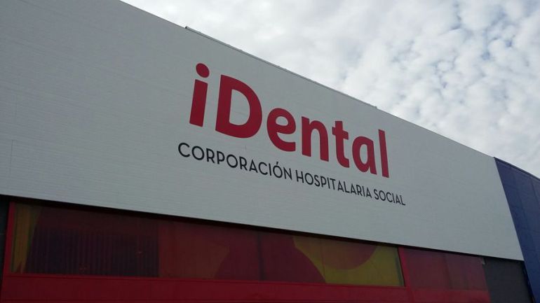 Fachada de una clínica de iDental. 