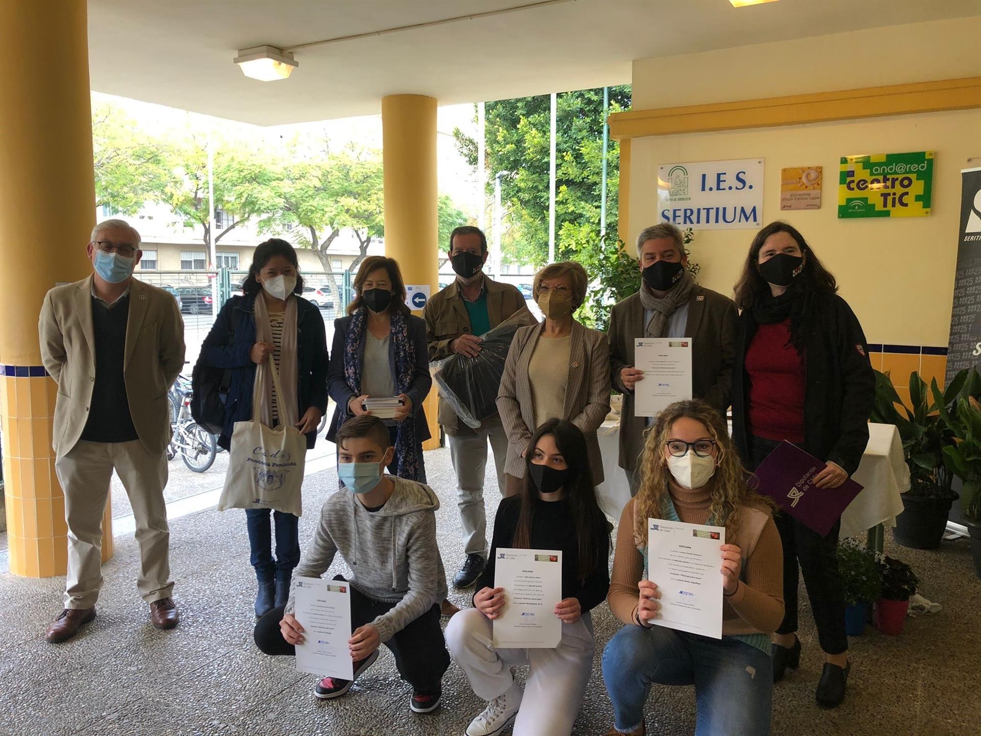 Los alumnos del IES Seritium de Jerez galardonados en los premios 'DiVersos para amar' por sus poemas.