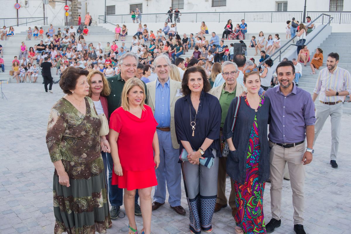 La alcaldesa de Jerez, Mamen Sánchez, durante la presentación de la plaza Belén, junto a otros ediles del gobierno local. FOTO: MANU GARCÍA. 