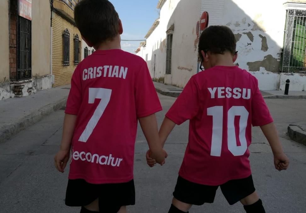 Cristian junto a su hermano en la localidad cordobesa de La Carlota. FOTO: AUTISMO CÓRDOBA. 
