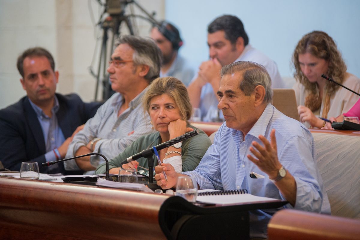 La bancada popular, durante un pleno reciente. FOTO: MANU GARCÍA