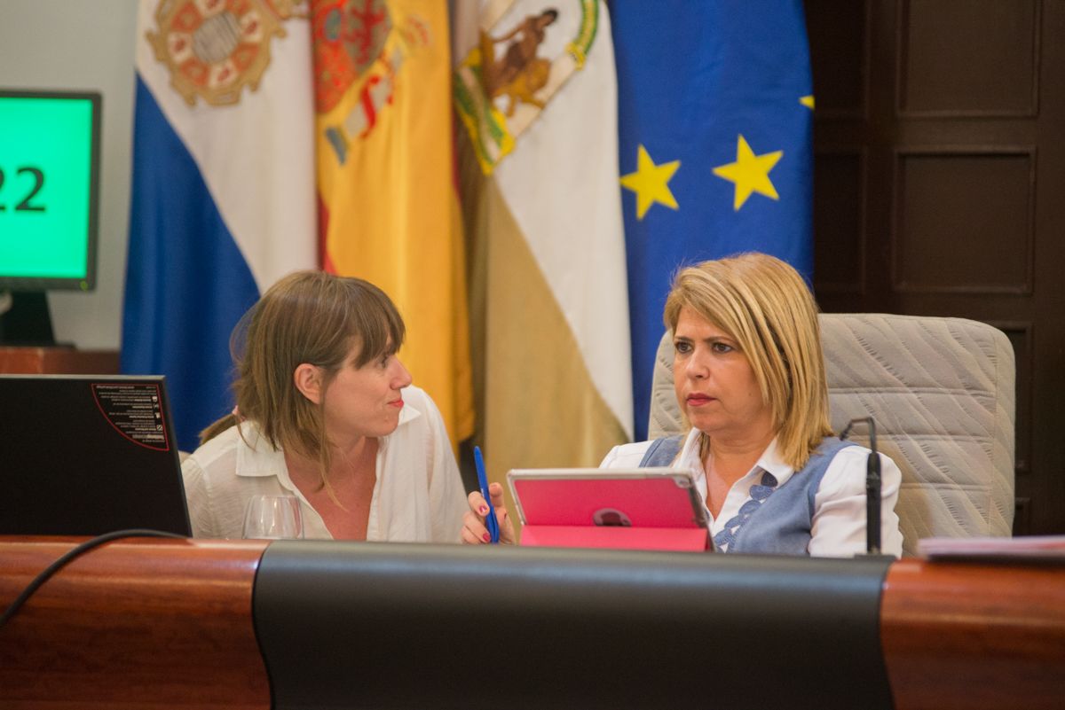La alcaldesa Mamen Sánchez habla con la teniente de alcaldesa de Recursos, Laura Álvarez, durante un pleno. FOTO: MANU GARCÍA