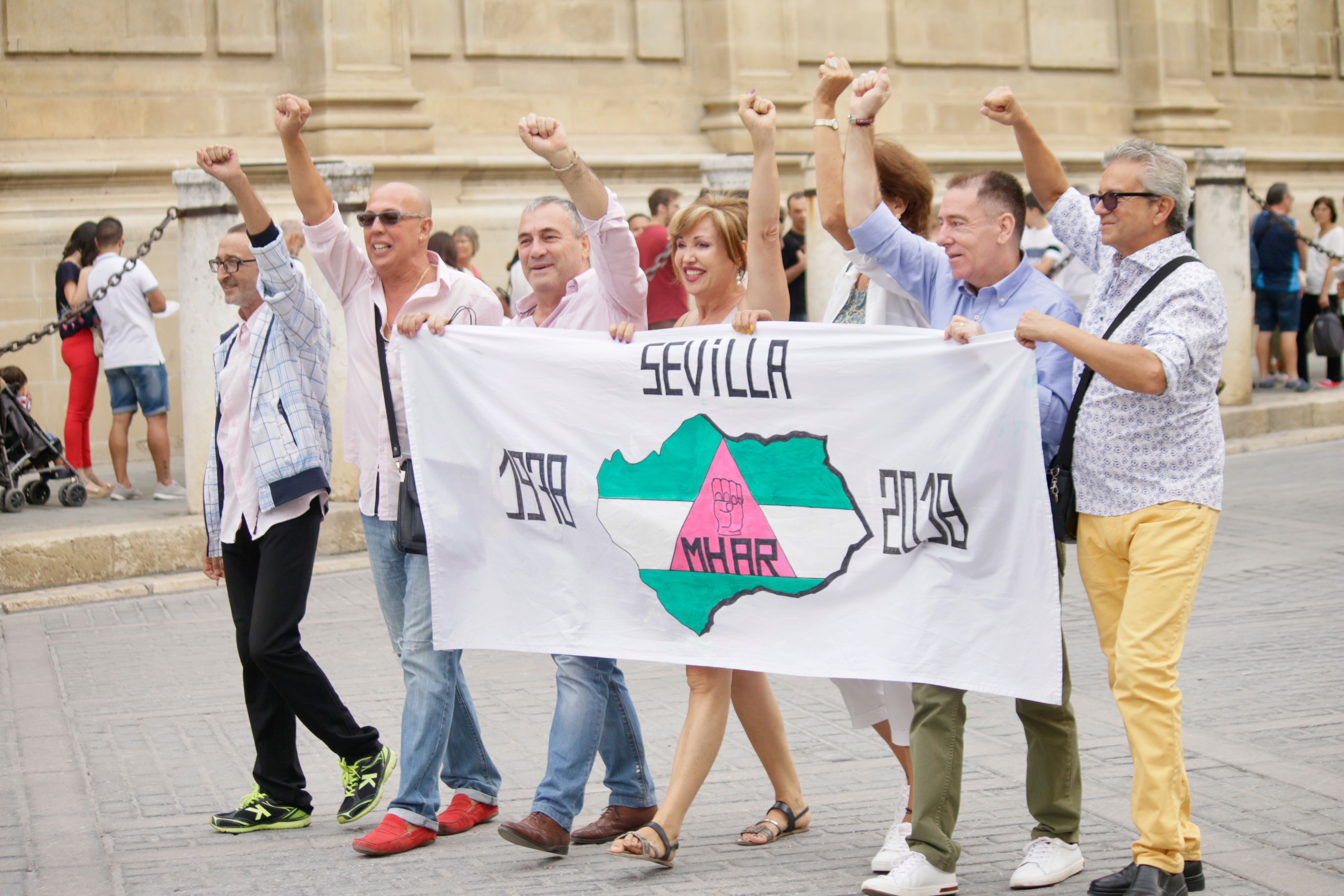 Algunos de los integrantes del Movimiento Homosexual de Acción Revolucionaria de Andalucía (MHAR). 