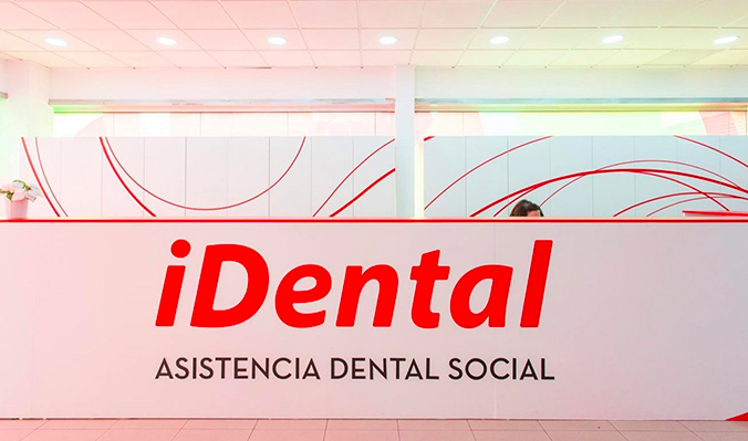 Imagen retrospectiva de la recepción de una clínica de iDental.