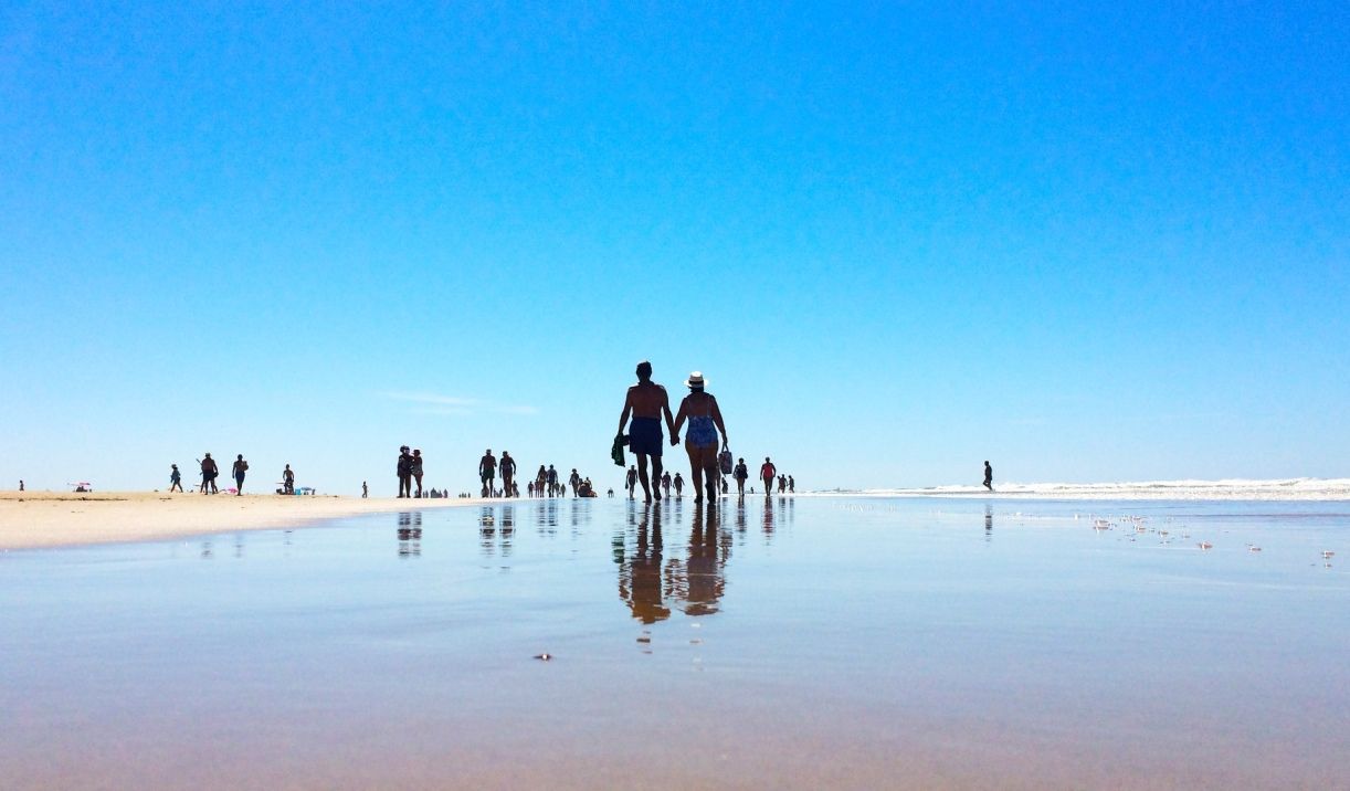 Una pareja pasea por la playa de Cortadura de Cádiz, en una imagen de archivo. FOTO: DIPUTACIÓN DE CÁDIZ