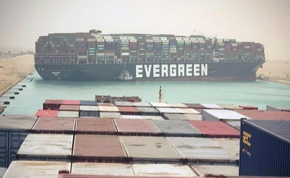 El 'Ever Given', encallado en Suez, en una imagen subida a redes sociales por los tripulantes del siguiente carguero que debía cruzar.