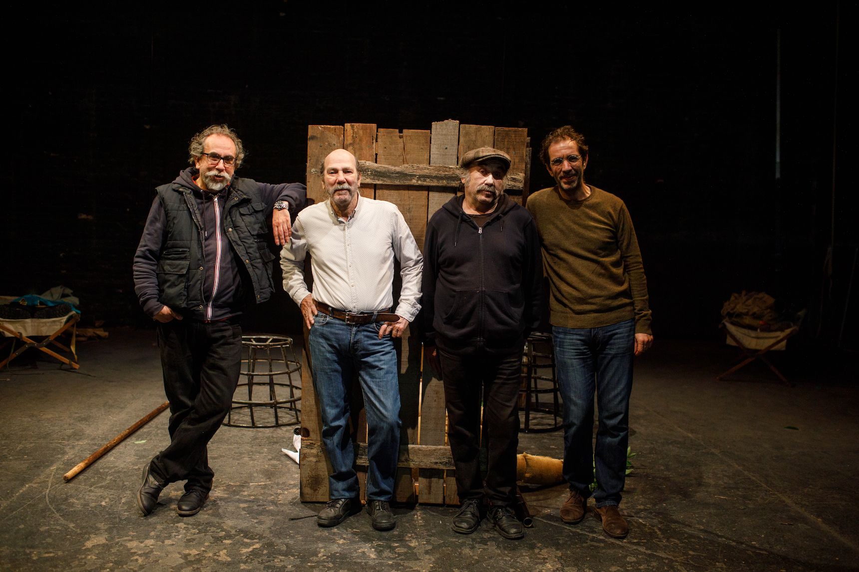 Zaranda, la resistencia. Desde la izquierda, Eusebio Calonge, Gaspar Campuzano, Paco de La Zaranda y Enrique Bustos, en semanas pasadas en la nave del grupo teatral en Jerez.