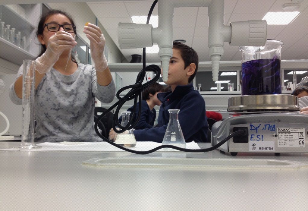 Dos niños en uno de los talleres de ciencias divertidas impartidos por Talentum.