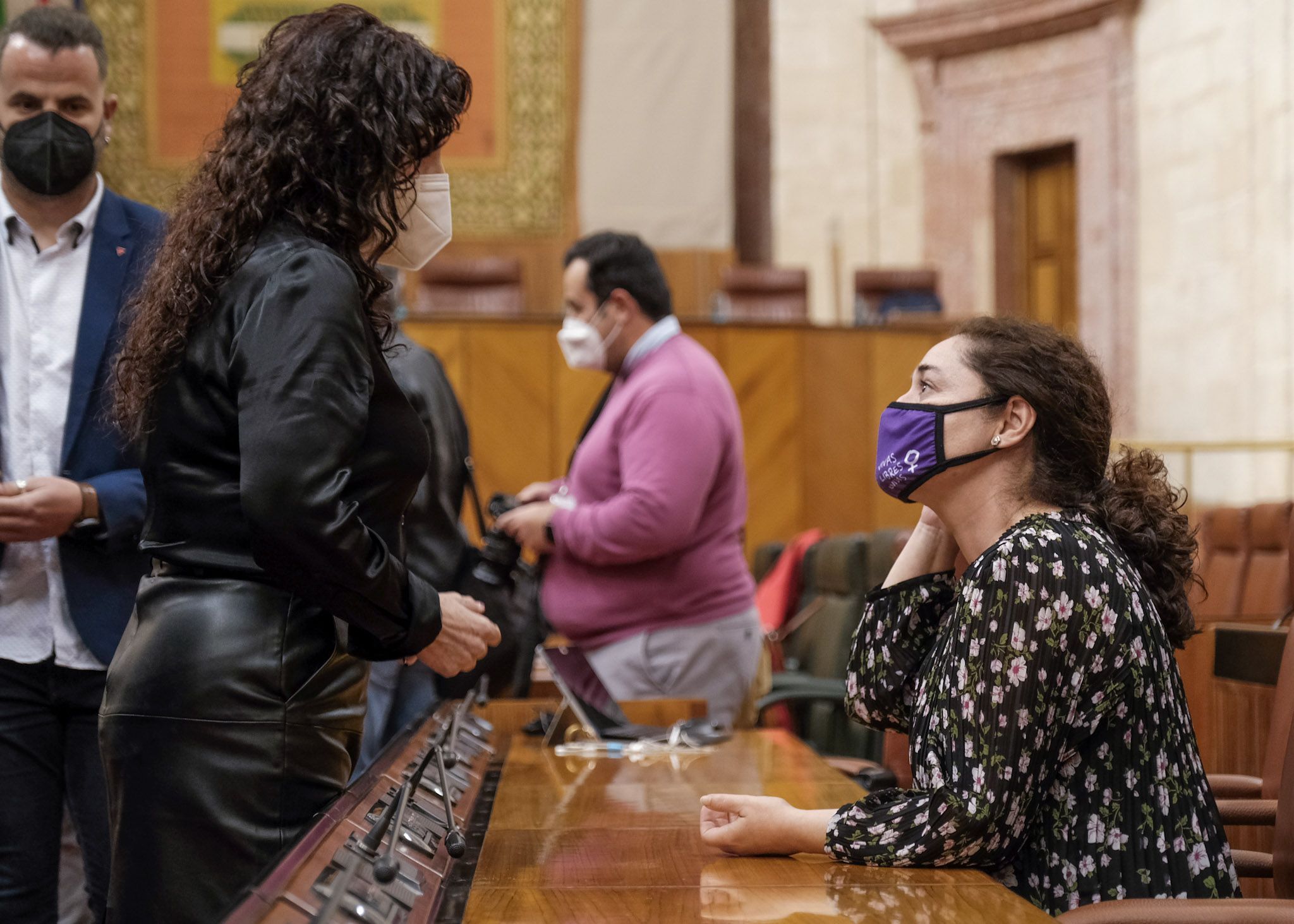 La consejera Rocío Ruiz conversa con la portavoz de Adelante, Inmaculada Nieto, este pasado miércoles en el Parlamento andaluz. PARLAMENTO