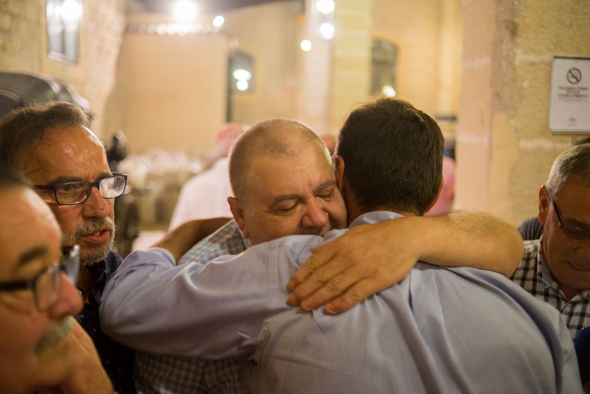 José Manuel Trillo, dando un abrazo a un compañero durante un homenaje recibido hace un par de años.