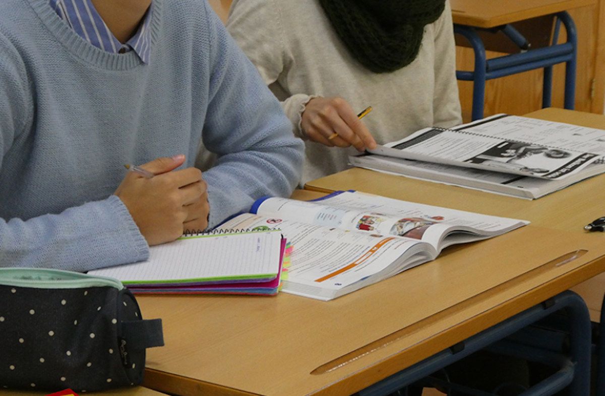 Dos jóvenes estudian idiomas, actividad que la Ley de Tributos Cedidos de PP y Ciudadanos busca “fomentar y ampliar” entre los hijos de familias con rentas de hasta 100.000 euros.